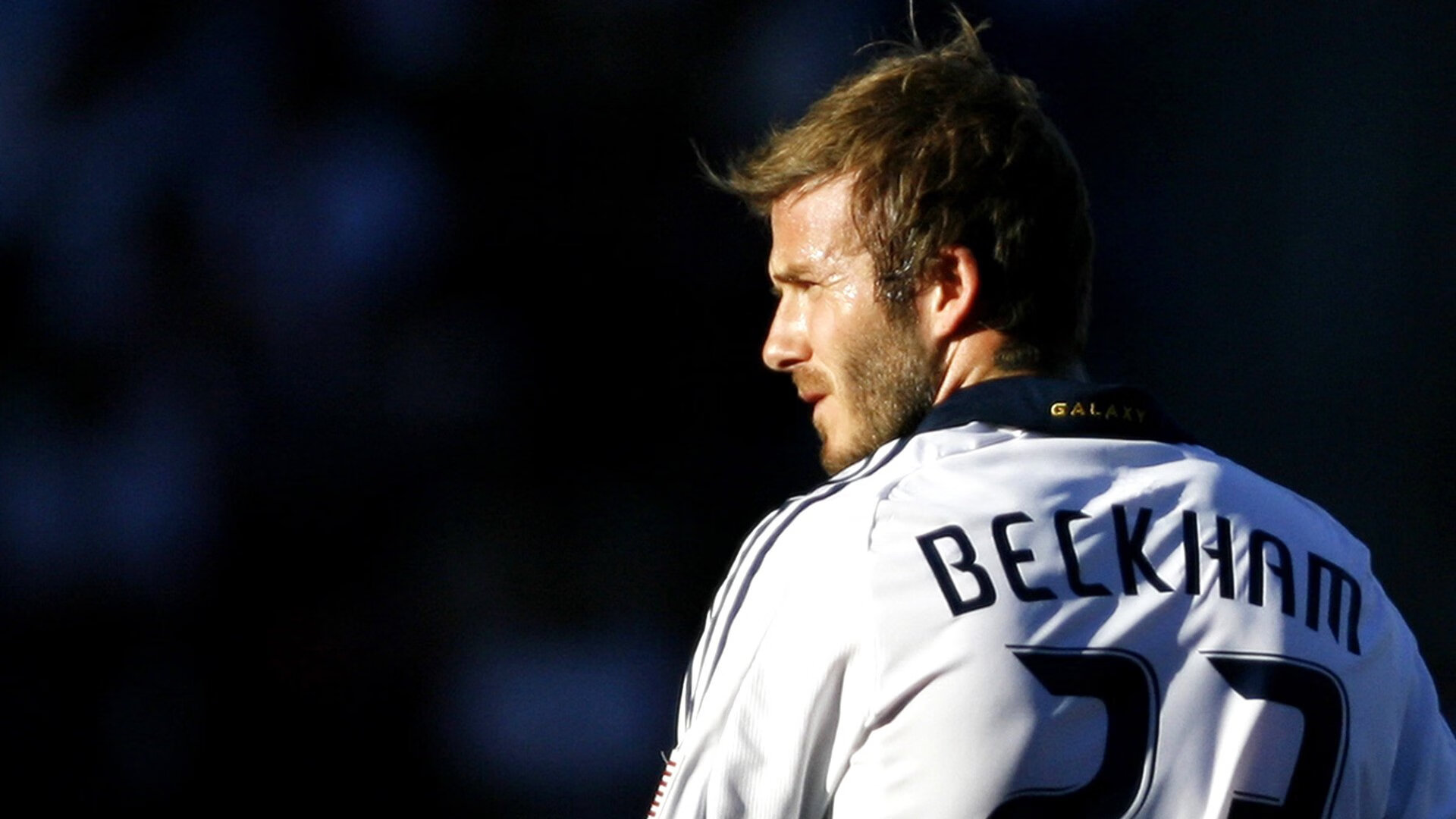 爱游戏体育平台-德甲攻防鏖战：攻不破的后防线瞬间崩溃，德甲打法特点